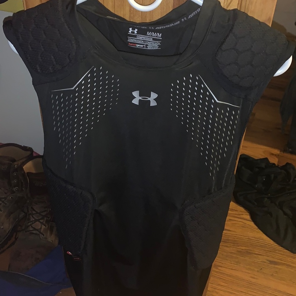 Under Armour Pro-5 padded shirt(medium) (black)